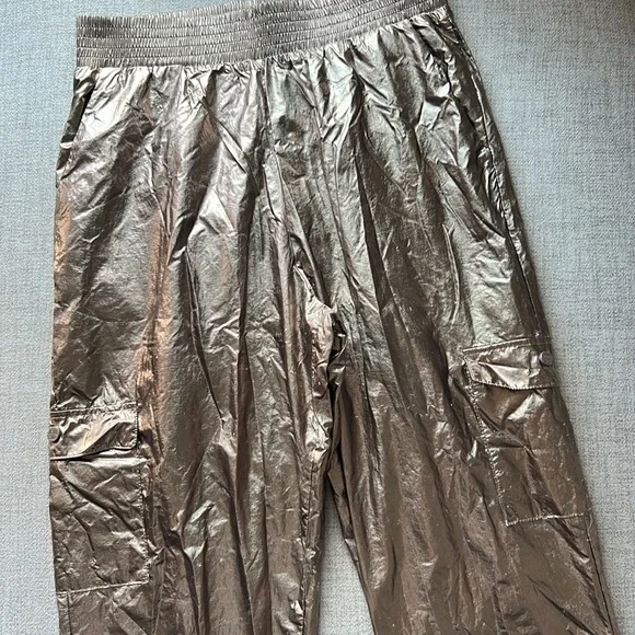NWT Victoria’s Secret Sport Golden Cargo Pants - Picture 4 of 5